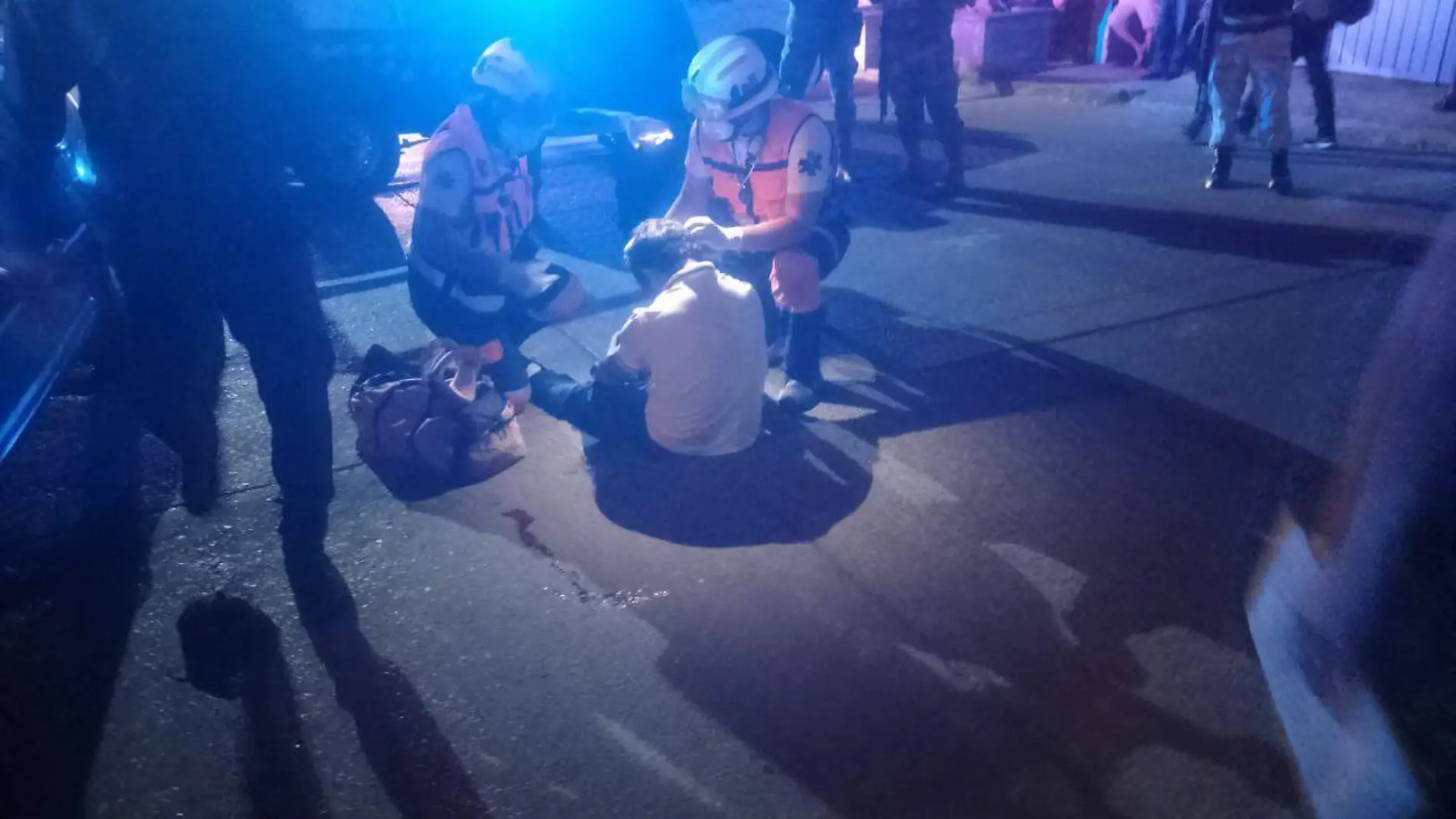 paramedicos atendiendo lesionado